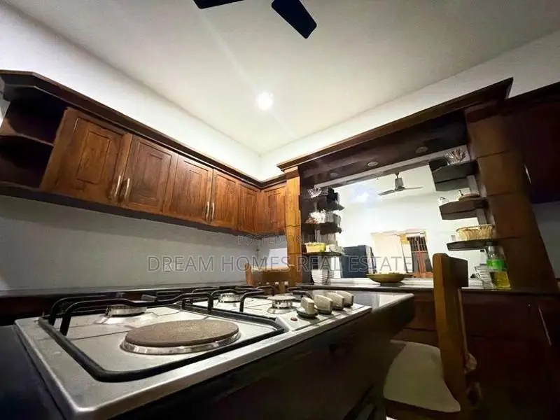 Luxury 4-Bedroom House with Pool – Thalawathugoda
