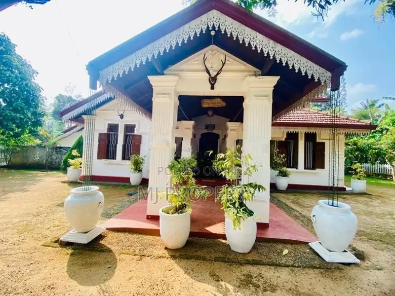 ( IS-1005) Highly Valuable Antique House With Furniture Sale in Padukk
