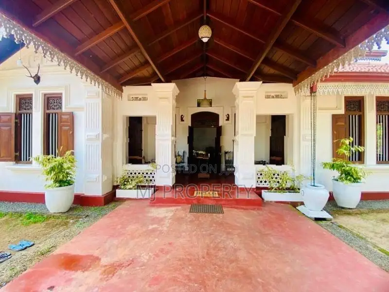 ( IS-1005) Highly Valuable Antique House With Furniture Sale in Padukk