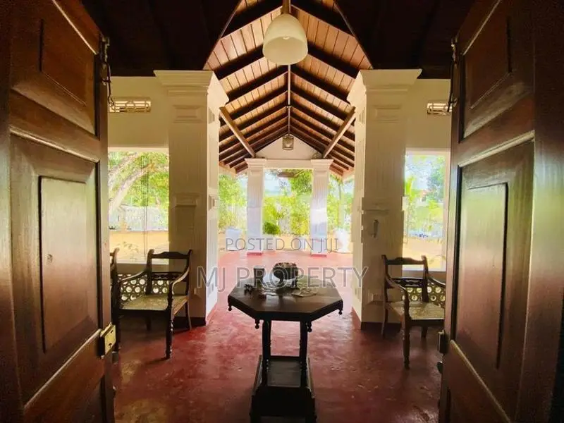 ( IS-1005) Highly Valuable Antique House With Furniture Sale in Padukk