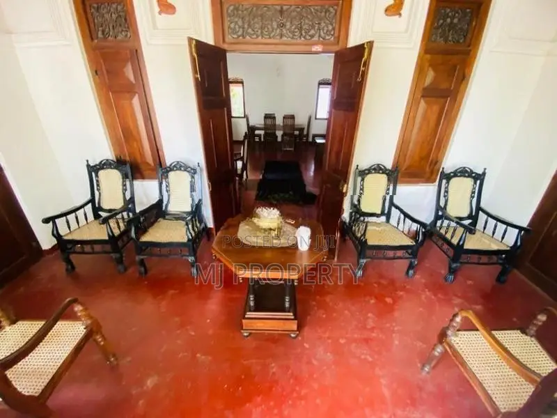 ( IS-1005) Highly Valuable Antique House With Furniture Sale in Padukk