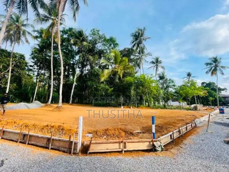 Yakkala Land for Sale Near the Main Road Distance 500 M