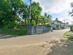 සීග්‍රයෙන් දියුණු වන මහරගම නගරයෙන් වටිනා ඉඩමක් විකිණීමට. (ID : MHRG001