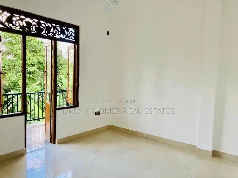 Spacious Luxury Residence with Grand Rooftop – Kadawatha
