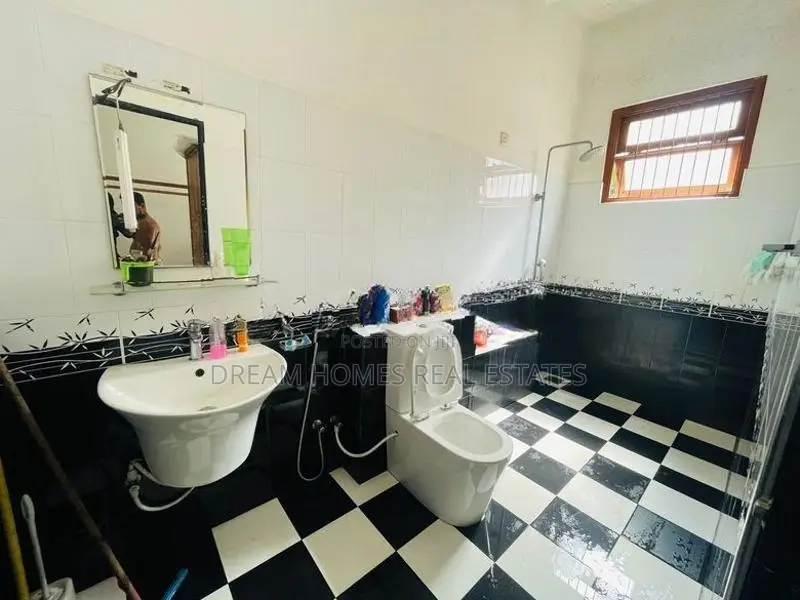 Spacious 5-Bedroom House for Sale in Kadawatha