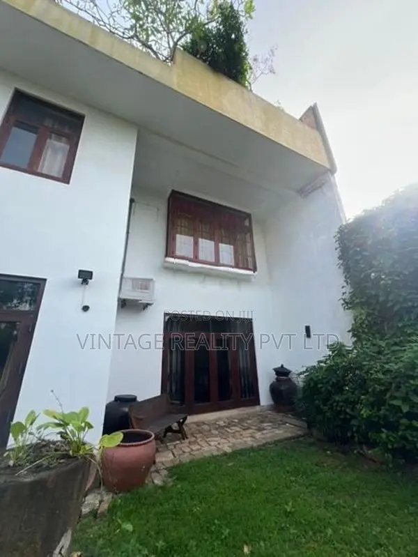 Commercial Building For Sale in Colombo 5.