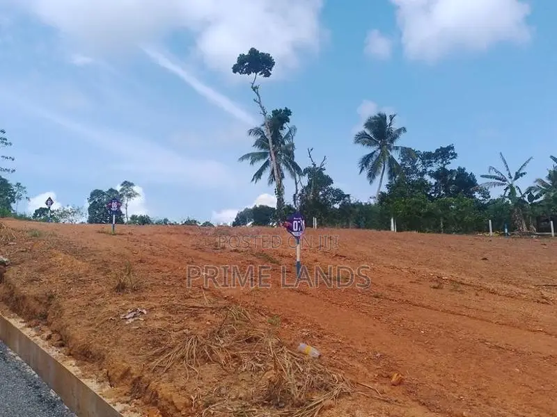අලුත්වල නගරයට ආසන්නව බිම් කොටස්