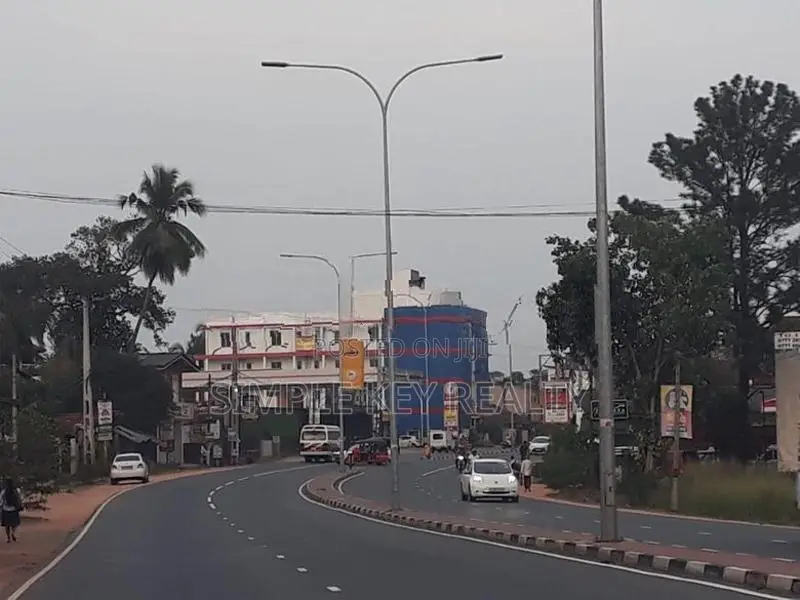 Commercial Building for Sale in Gampaha Feceing Colombo Kanday Road