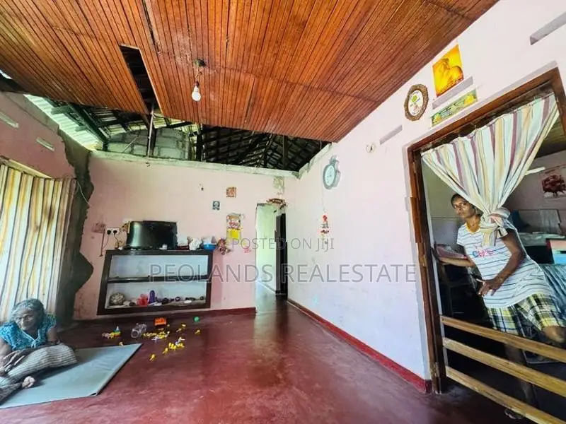 (RL650) 10.5 Perch Land with House for Sale in Horana