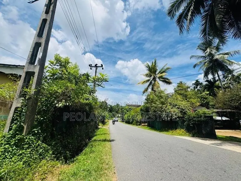 (RL650) 10.5 Perch Land with House for Sale in Horana