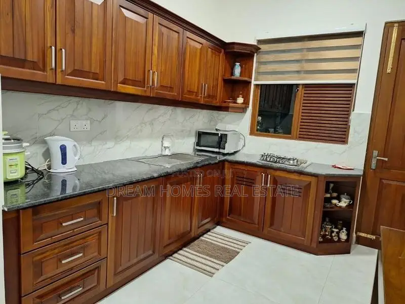 4-Storey -Generating Property with 3 Apartments-Thalapathpitiya