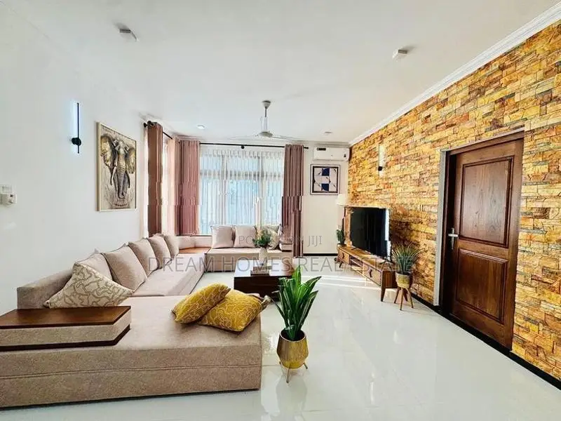 Luxury 4br Smart Home with Private Pool – Pelawatta