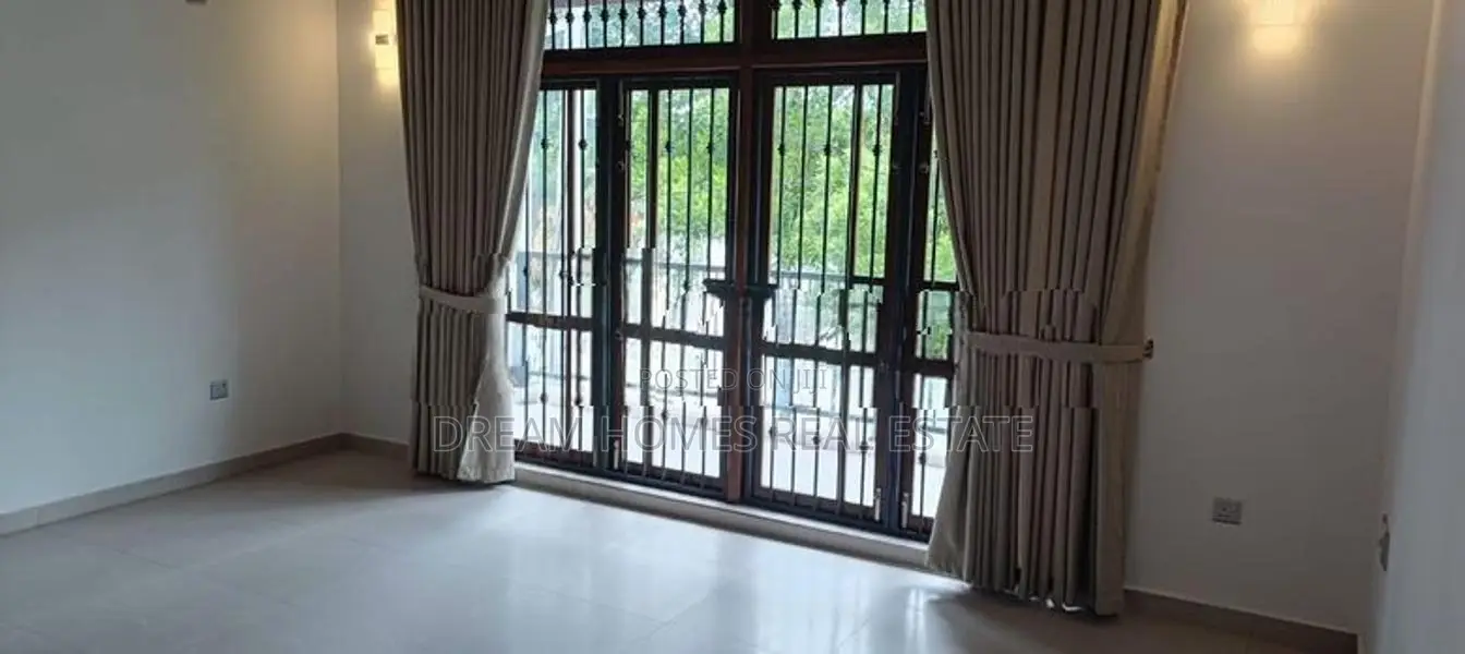Luxury 4-Bedroom Lakeview House – Attidiya