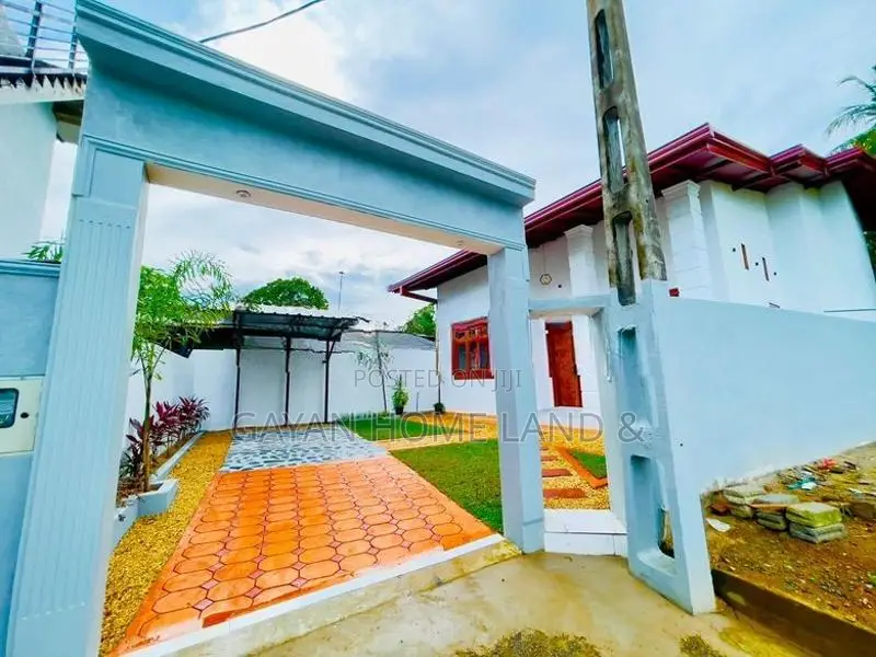 පර්චස් 9.5 ක ඉදිවූ අලුත්ම දෙමහල් නිවසක් බස් පාර අද්දරින් ජයලියගම