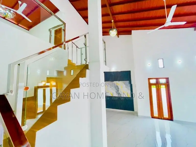 පර්චස් 9.5 ක ඉදිවූ අලුත්ම දෙමහල් නිවසක් බස් පාර අද්දරින් ජයලියගම