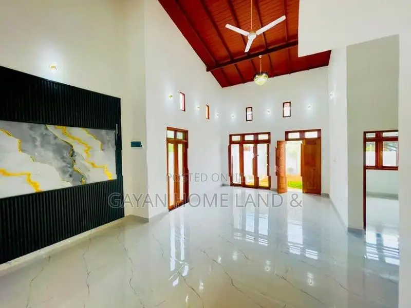 පර්චස් 9.5 ක ඉදිවූ අලුත්ම දෙමහල් නිවසක් බස් පාර අද්දරින් ජයලියගම