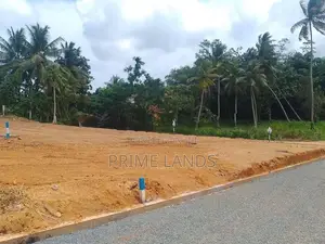 අලුත්වල නගරයට ආසන්නව බිම් කොටස්
