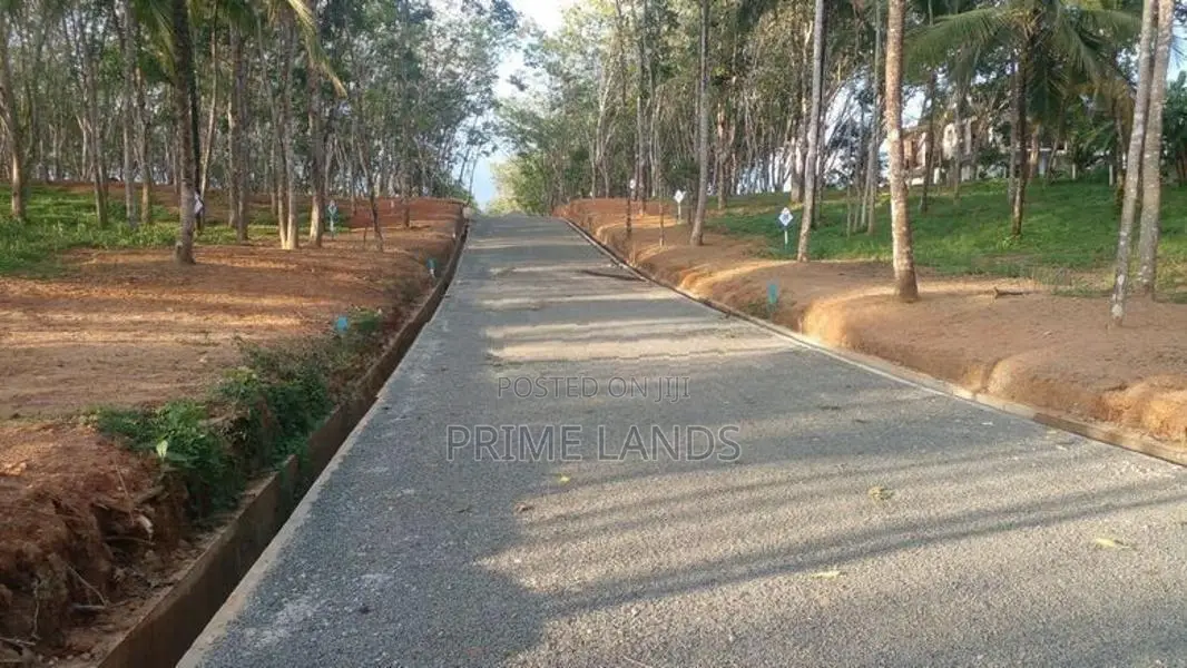 අහංගම සංචාරක කලාපයට ආසන්නව බිම් කොටස්