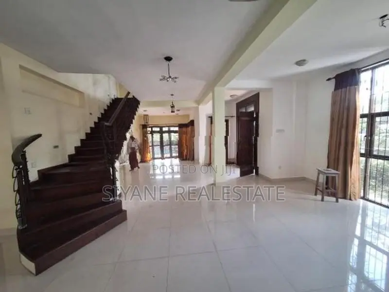Luxury House for Sale in Thalawathugoda
