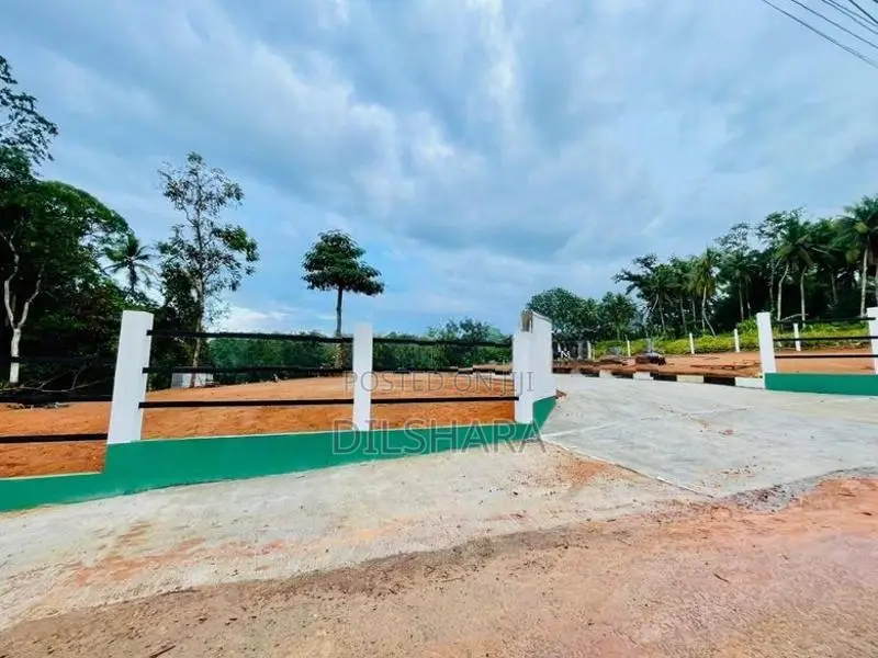 Kalagedihena නගරයෙන් නුවර පාරට ලගින් ඉඩමක්