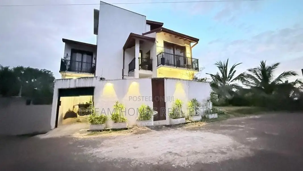 Spacious 4-Bedroom House for Sale – Kahathuduwa