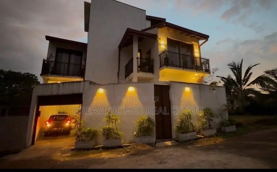 Spacious 4-Bedroom House for Sale – Kahathuduwa