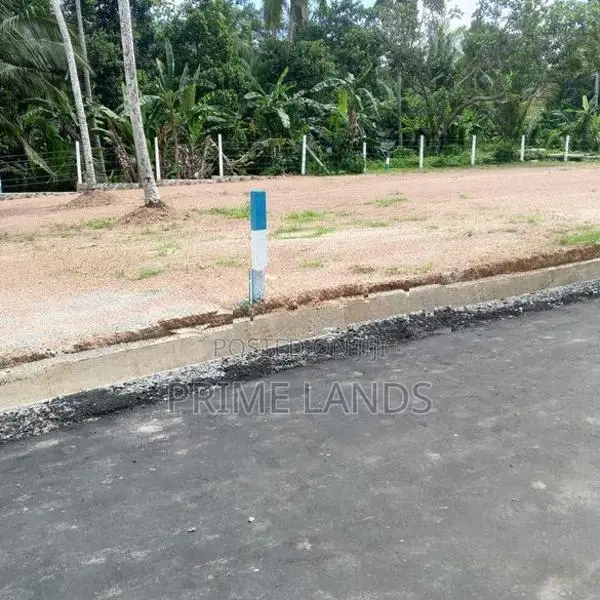 ගම්පහ මිරිස්වත්ත බස් පාරට මායින්ව බිම් කොටස්