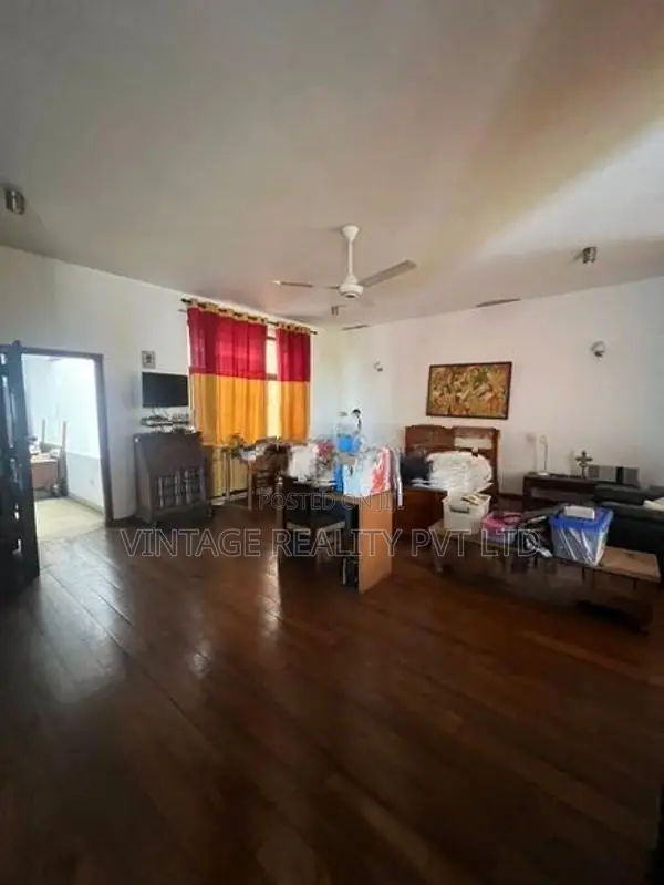 10 Perches Commercial House For Sale in Park Road Colombo 5