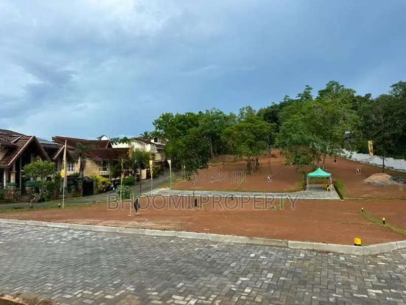 හෝකන්දර වානගුරු මාවතට මූහුණලා නේවාසික බිම්කොටස්