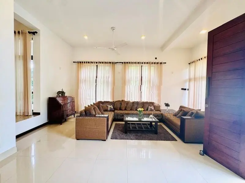 12-Bedroom House for Sale in Thalawathugoda