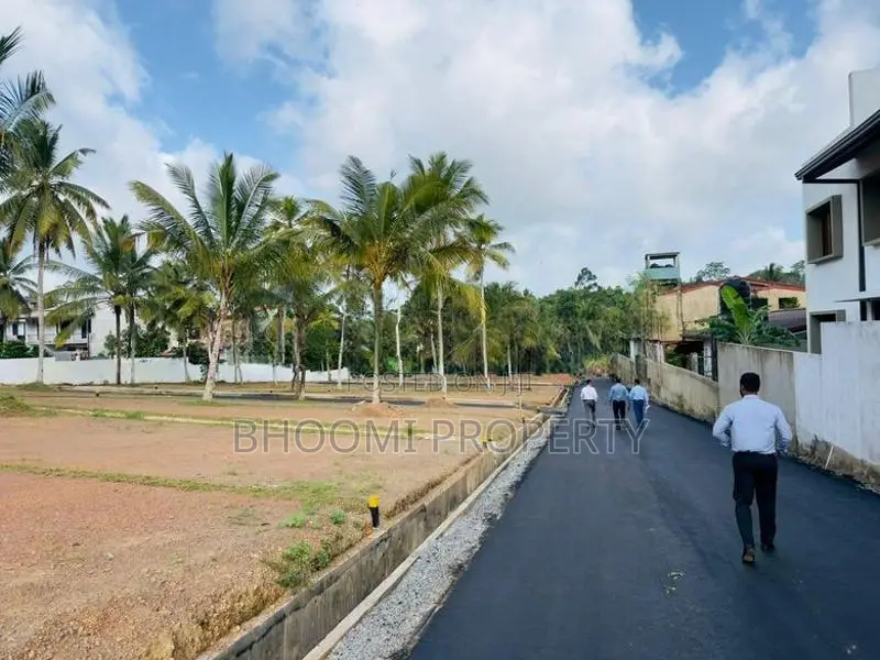 120 ප්‍රධාන පාරට ලගින් කැස්බෑව නගරයෙන් නේවාසික බිම්කොටස්