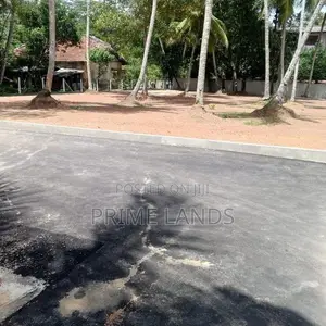 ගම්පහ මිරිස්වත්ත බස් පාරට මායින්ව බිම් කොටස්