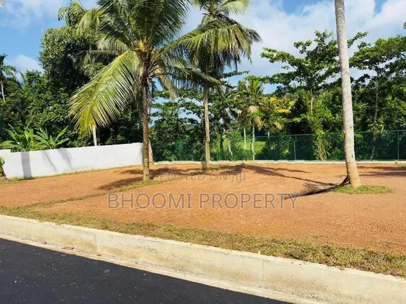 120 ප්‍රධාන පාරට ලගින් කැස්බෑව නගරයෙන් නේවාසික බිම්කොටස්