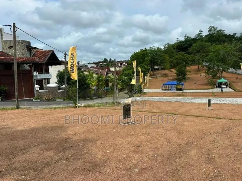 හෝකන්දර වානගුරු මාවතට මූහුණලා නේවාසික බිම්කොටස්
