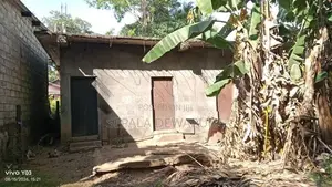 ඉඩම සමග ගොඩනැගිල්ලක් විකිණීමට - මැදගම