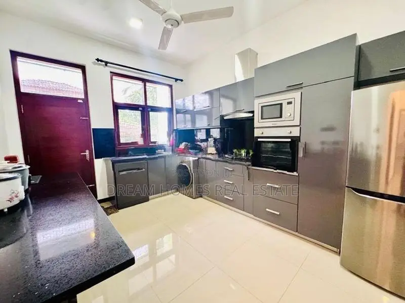 12-Bedroom House for Sale in Thalawathugoda