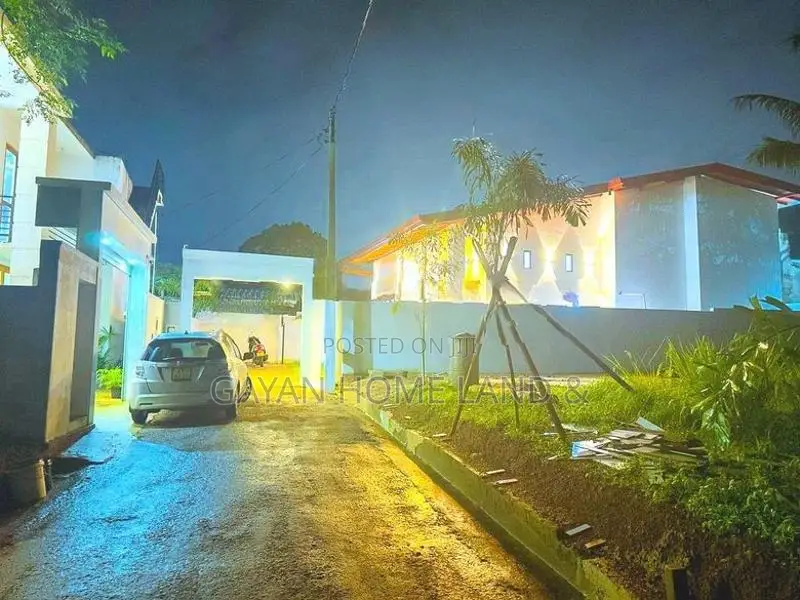 අලුත්ම දෙමහල් නිවසක් විකිණීමට කොට්ටාව බස් පාර ලගින් පොල්ගස්ඕවිට