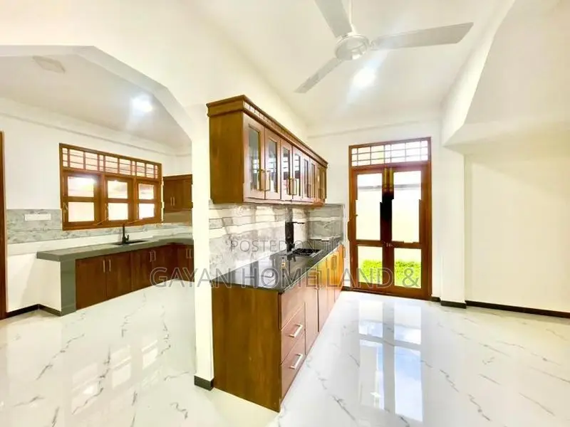 10.8 Perch Luxury Two Storey House in Nearby Piliyandala Bus Route
