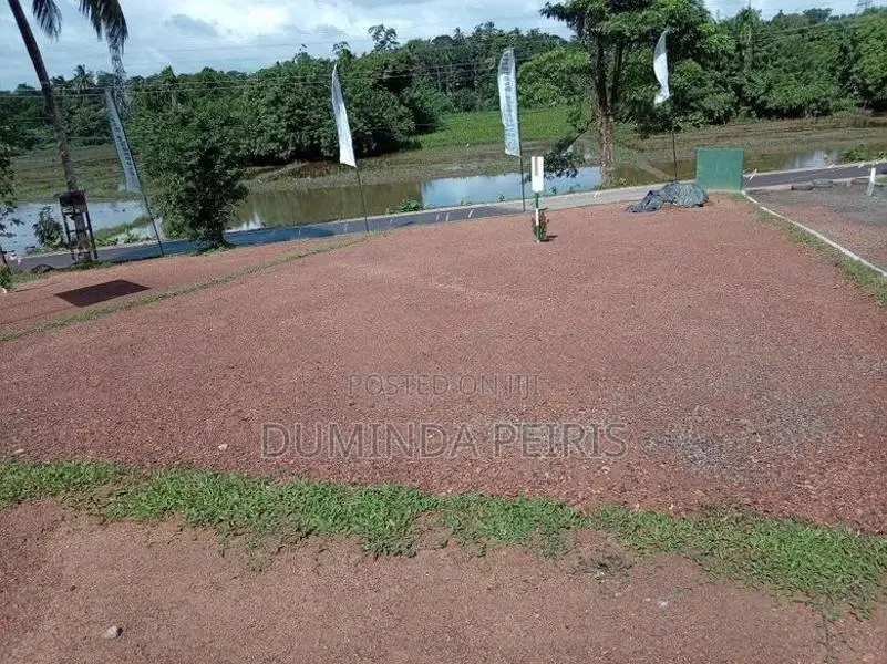 කැස්බෑව නගරයට ආසන්නයෙන් වටිනා ඉඩමක්.