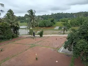 කැස්බෑව නගරයට ආසන්නයෙන් වටිනා ඉඩමක්.