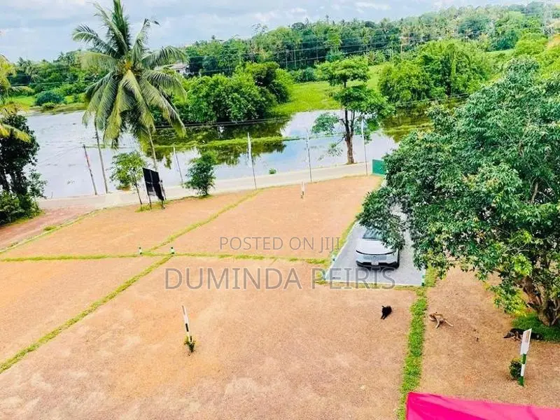 කැස්බෑව උසාවිය ළගින් වෙල් යායකට මුහුණලා වටිනා බිමි කොටස්