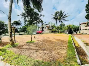 කැස්බෑව උසාවිය ළගින් වෙල් යායකට මුහුණලා වටිනා බිමි කොටස්