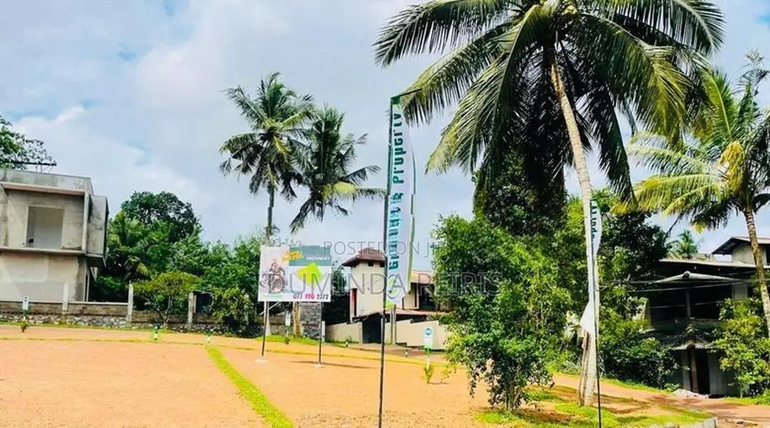කැස්බෑව උසාවිය ළගින් වෙල් යායකට මුහුණලා වටිනා බිමි කොටස්