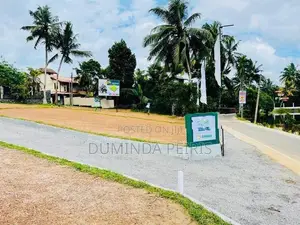කැස්බෑව උසාවිය ළගින් වෙල් යායකට මුහුණලා වටිනා බිමි කොටස්