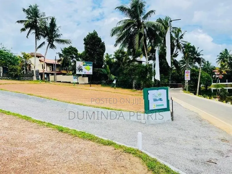 කැස්බෑව උසාවිය ළගින් වෙල් යායකට මුහුණලා වටිනා බිමි කොටස්