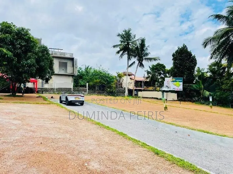 කැස්බෑව උසාවිය ළගින් වෙල් යායකට මුහුණලා වටිනා බිමි කොටස්