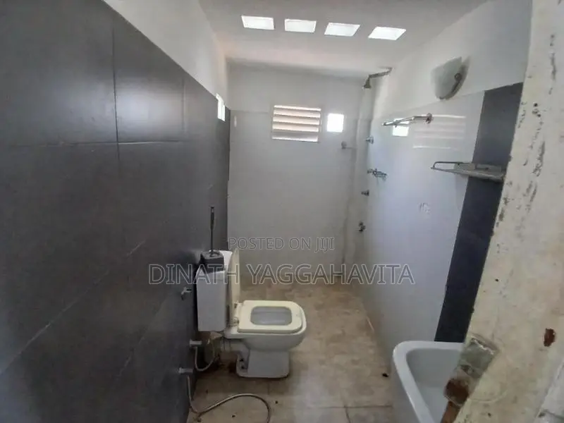 Valuable Land with Old House for Sale in Raththanapitiya