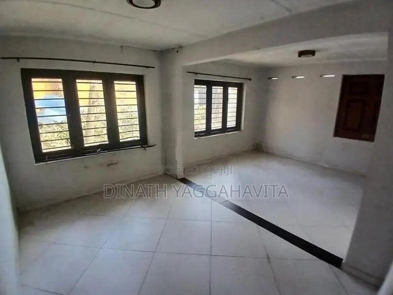 Valuable Land with Old House for Sale in Raththanapitiya