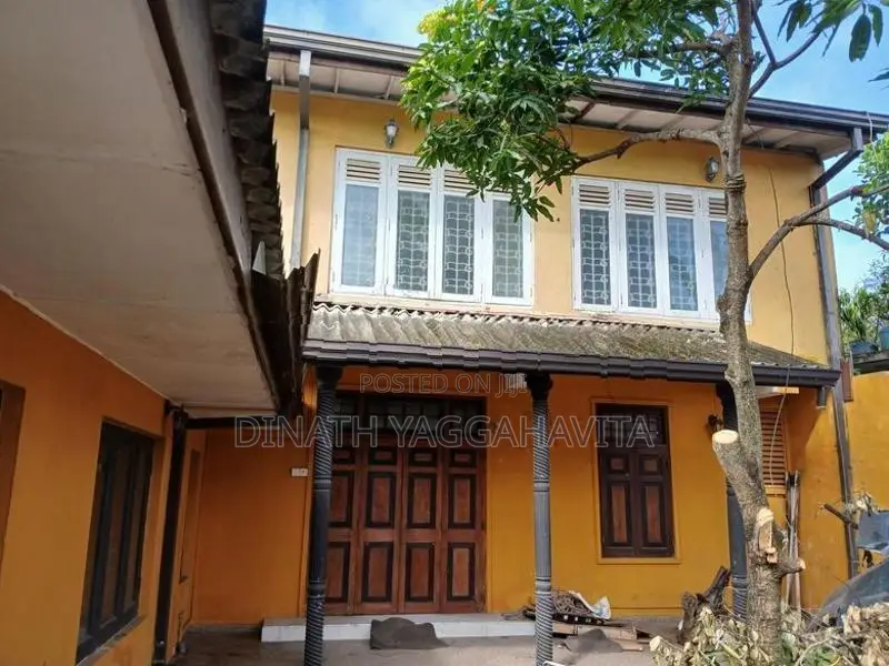 Valuable Land with Old House for Sale in Raththanapitiya