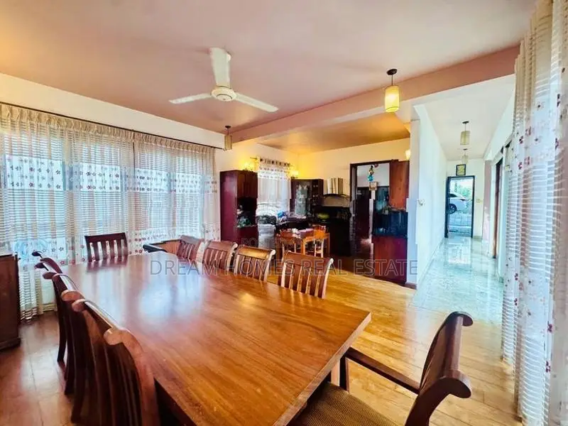 4 Bedroom House with Swimming Pool for Sale in Thalapathpitiya